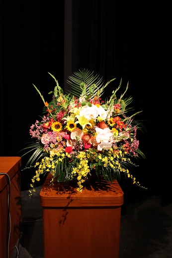 講演会のステージにお花